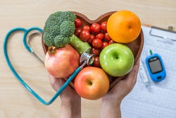 Hartvormige schaal met gezonde voeding Hartvormige schaal met gezonde voeding
