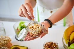 Gezonde voeding met noten, zaden en verse groente Gezonde voeding met noten, zaden en verse groente