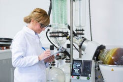 Een wetenschapster is bezig met onderzoek Een wetenschapster is bezig met onderzoek