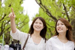 Twee vriendinnen maken een wandeling Twee vriendinnen maken een wandeling
