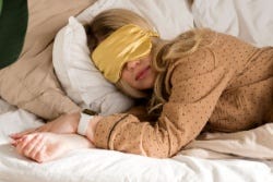 Vrouw slaapt met oogmasker op Vrouw slaapt met oogmasker op