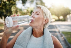Vrouw met blond haar drinkt uit een waterfles Vrouw met blond haar drinkt uit een waterfles