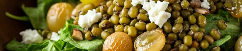 Salade met mungbonen, druiven, bleekselderij, feta en amandelen Salade met mungbonen, druiven, bleekselderij, feta en amandelen