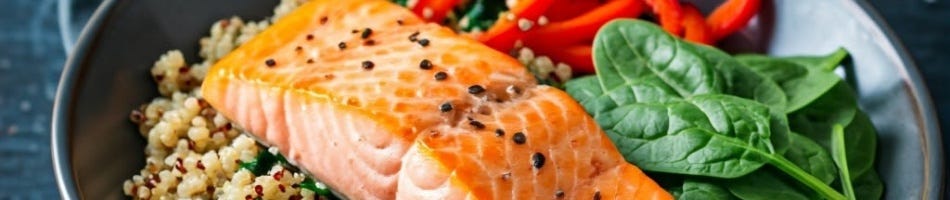 Warme quinoa bowl met zalm en spinazie Warme quinoa bowl met zalm en spinazie