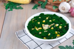 Traditionele soep met moringa Traditionele soep met moringa