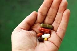 Hand gevuld met supplementen Hand gevuld met supplementen