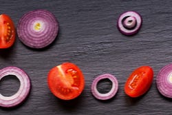 Tomaten en rode ui, ideale combinatie voor een salade Tomaten en rode ui, ideale combinatie voor een salade