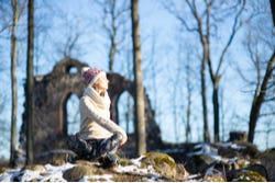 Vrouw doet stretchoefening Vrouw doet stretchoefening