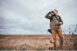 Man drinkt water