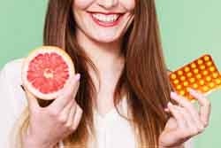 Vrouw met grapefruit Vrouw met grapefruit