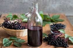 Fles met vlierbessensap Fles met vlierbessensap