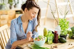 Vrouw eet een salade Vrouw eet een salade