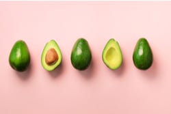 Avocado's op een rij Avocado's op een rij