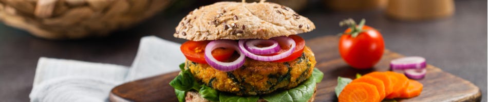 Wortelburger met sesam, havermout en kikkererwten Wortelburger met sesam, havermout en kikkererwten
