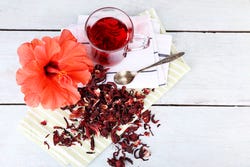 Hibiscusthee kent tal van gezondheidsvoordelen Hibiscusthee kent tal van gezondheidsvoordelen