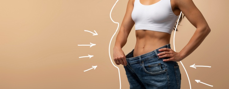 Vrouw met een te wijde broek