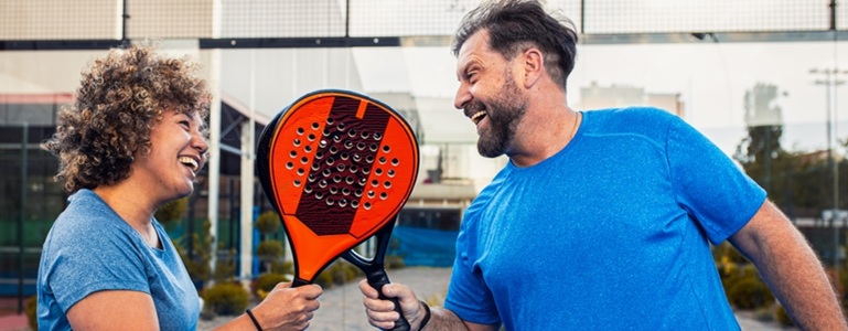 50-plussers spelen padel met energie