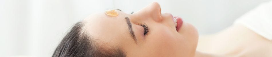 Vrouw ligt klaar voor haar gezichtsmasker Vrouw ligt klaar voor haar gezichtsmasker