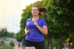 Een mesomorf (mesomorph) vrouw aan het hardlopen die wil afvallen Een mesomorf (mesomorph) vrouw aan het hardlopen die wil afvallen