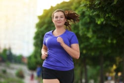 Een mesomorf (mesomorph) vrouw aan het hardlopen die wil afvallen