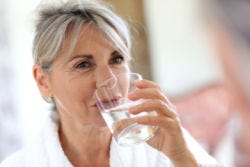 Vrouw drinkt een glas water Vrouw drinkt een glas water