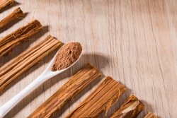 Cat's claw-bast gedroogd op lepel