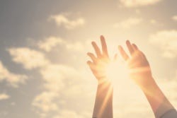 Twee handen reiken omhoog naar de zon Twee handen reiken omhoog naar de zon