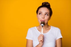 Vrouw denkt aan lekker eten Vrouw denkt aan lekker eten