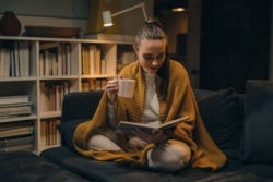Vrouw leest een boek 