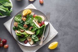 Salade met spinazie, noten en citroendressing Salade met spinazie, noten en citroendressing