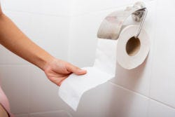 Vrouwenhand pakt een stukje toiletpapier