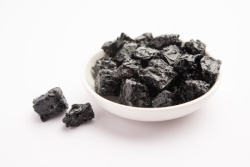 Ruwe stukjes shilajit-hars