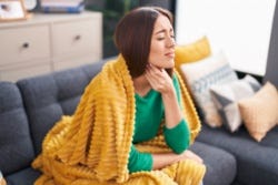 Vrouw met handen om haar keel Vrouw met handen om haar keel