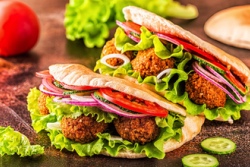 Pitabroodjes met falafel en salade