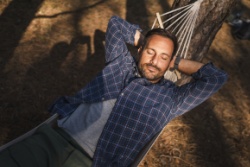 Man ligt in een hangmat Man ligt in een hangmat