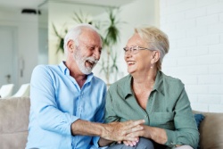 Ouder koppel lacht samen Ouder koppel lacht samen