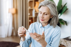 Vrouw prikt haar glucose 