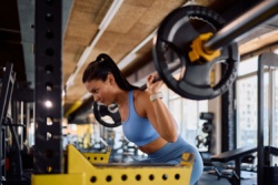 Vrouw doet aan krachttraining