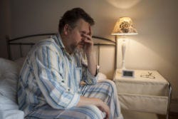 Middelbare man wordt midden in de nacht wakker Middelbare man wordt midden in de nacht wakker