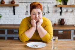 Vrouw stilt honger met supplementen in plaats van calorieën Vrouw stilt honger met supplementen in plaats van calorieën