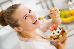 Een mesomorf vrouw die frequent een kleine maaltijd eet Een mesomorf vrouw die frequent een kleine maaltijd eet