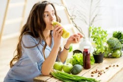 Een ectomorf vrouw die veel calorieën probeert binnen te krijgen met onder meer fruitsappen Een ectomorf vrouw die veel calorieën probeert binnen te krijgen met onder meer fruitsappen