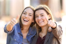 Twee blije jonge vrouwen 