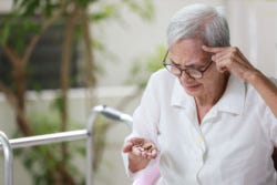 Vrouw met supplementen in haar hand 