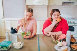 Vrouwen met verschillende voedingspatronen en ander uiterlijk 