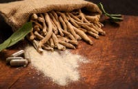 De wortels, poeder en capsules van de ashwagandha De wortels, poeder en capsules van de ashwagandha