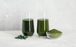 Spirulina is blauwig, chlorella is donkergroen Spirulina is blauwig, chlorella is donkergroen