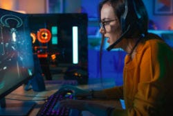 Jonge meid is aan het gamen Jonge meid is aan het gamen