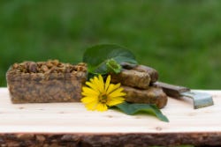 Blokken zuivere propolis: klaar om te verwerken in supplementen Blokken zuivere propolis: klaar om te verwerken in supplementen