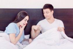 Een gelukkige man en vrouw in bed met een een hoog gehalte aan testosteron Een gelukkige man en vrouw in bed met een een hoog gehalte aan testosteron
